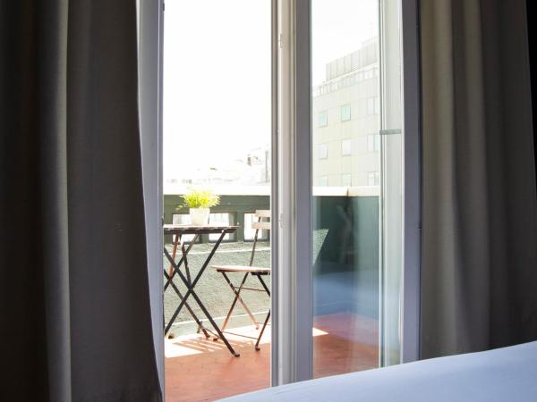 Avenue Hostel & Suites : photo 5 de la chambre chambre double supérieure avec balcon et salle de bains commune