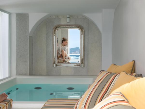 Nefeles Luxury Suites : photo 4 de la chambre suite senior avec jacuzzi - vue sur caldeira
