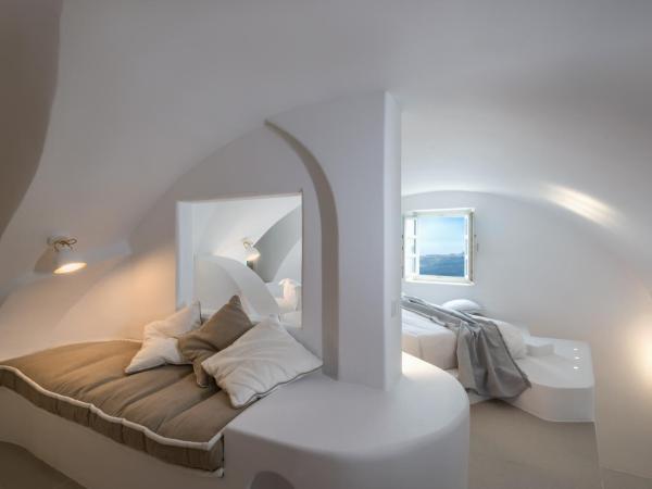 Nefeles Luxury Suites : photo 9 de la chambre suite senior avec jacuzzi - vue sur caldeira