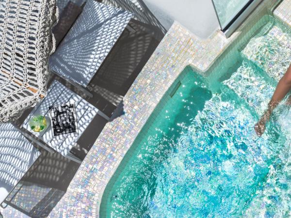Nefeles Luxury Suites : photo 4 de la chambre grande suite avec jacuzzi - vue sur caldera