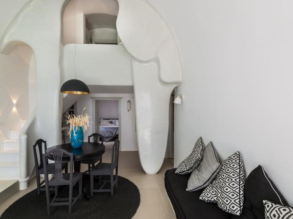 Nefeles Luxury Suites : photo 7 de la chambre grande suite avec jacuzzi - vue sur caldera