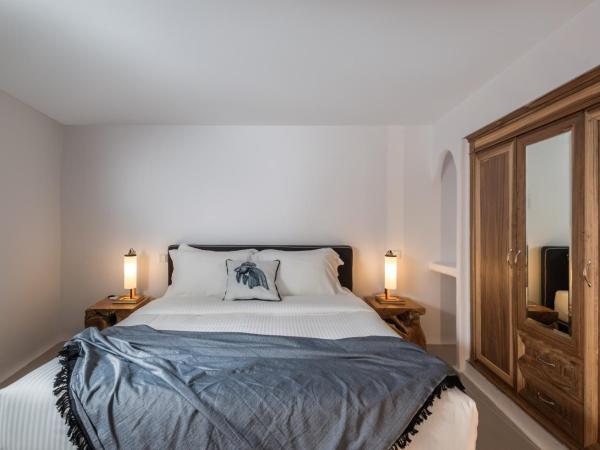 Nefeles Luxury Suites : photo 9 de la chambre grande suite avec jacuzzi - vue sur caldera