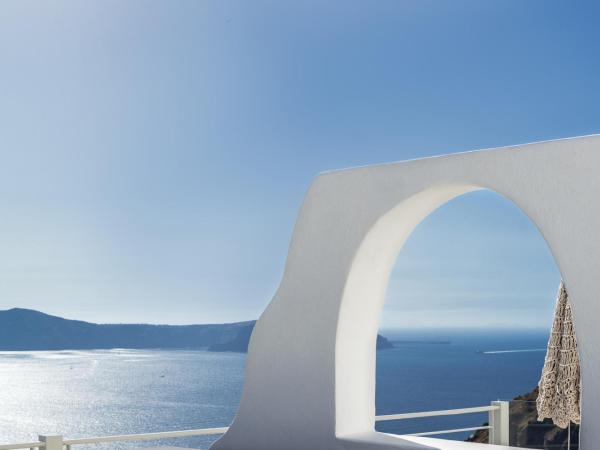 Nefeles Luxury Suites : photo 5 de la chambre grande suite avec jacuzzi - vue sur caldera