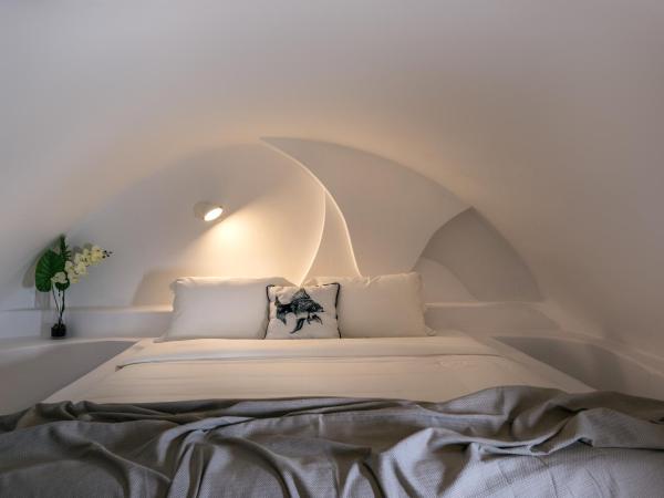 Nefeles Luxury Suites : photo 8 de la chambre grande suite avec jacuzzi - vue sur caldera