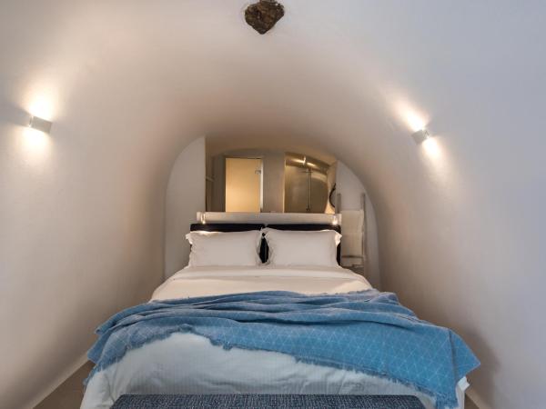Nefeles Luxury Suites : photo 6 de la chambre suite supérieure avec jacuzzi privé et piscine rivière - vue sur caldeira