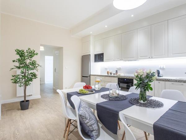 Riviera Rooms : photo 7 de la chambre chambre double avec balcon et salle de bains commune