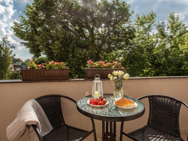 Riviera Rooms : photo 6 de la chambre chambre double avec balcon et salle de bains commune