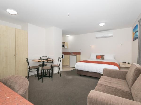 Bella Vista Motel Lake Wanaka : photo 3 de la chambre logement familial 1 chambre (1 lit queen-size et 2 lits simples)