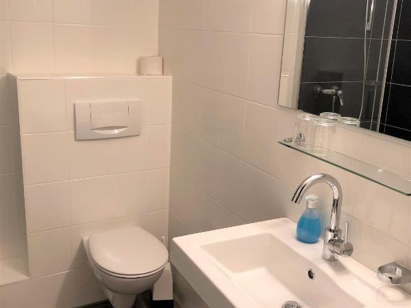 Hotel Sonnenhof - bed & breakfast & appartements : photo 6 de la chambre chambre familiale avec balcon