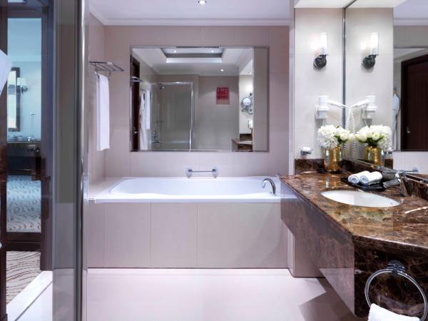 Park Regis Kris Kin Hotel : photo 4 de la chambre suite junior supérieure avec 2 lits doubles