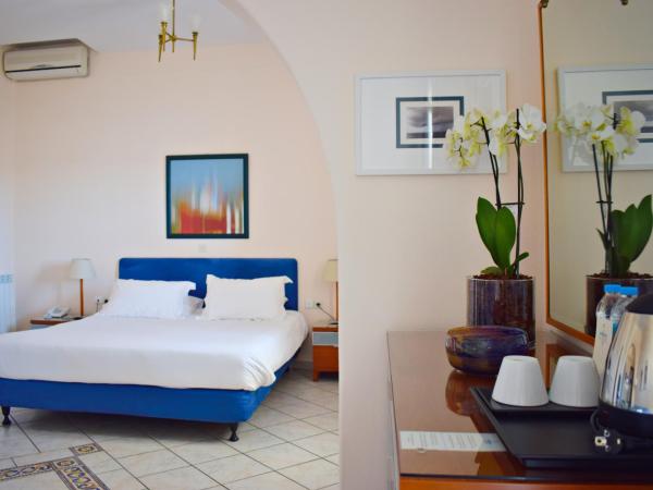 Hotel Adonis : photo 3 de la chambre chambre supérieure - vue sur mer