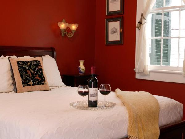 Ashton's Bed and Breakfast : photo 1 de la chambre chambre lit queen-size avec baignoire spa