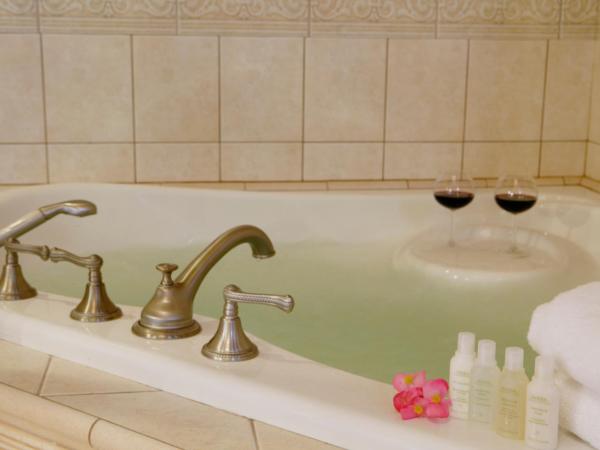 Ashton's Bed and Breakfast : photo 4 de la chambre chambre lit queen-size avec baignoire spa