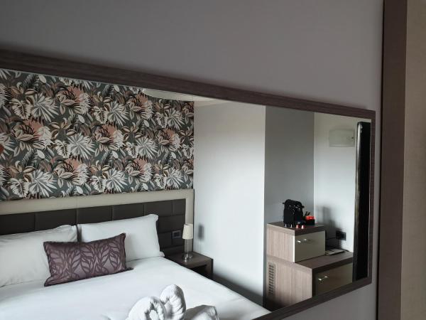 G&G FIRENZE SUITES : photo 9 de la chambre chambre double ou lits jumeaux avec salle de bains privative