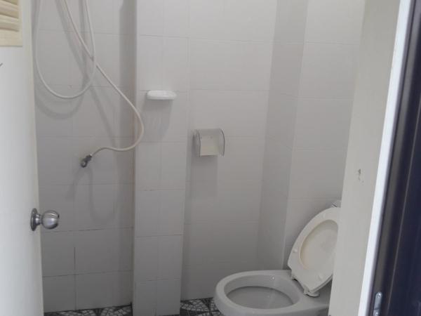 Jenny Hostel HuaHin : photo 9 de la chambre chambre double avec salle de bains privative