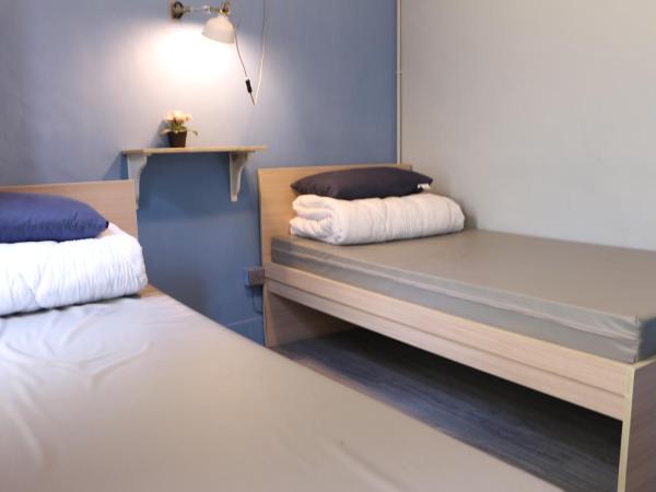 YHA Bradbury Jockey Club Youth Hostel : photo 1 de la chambre chambre lits jumeaux avec salle de bains commune