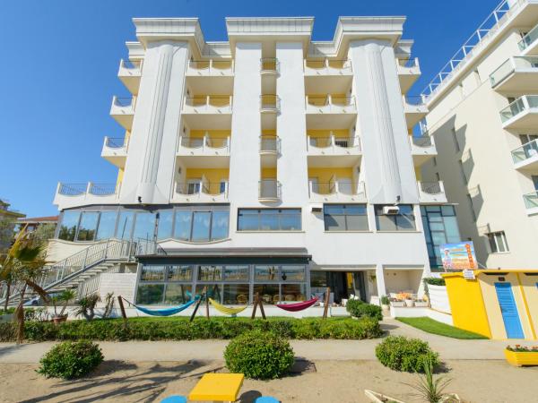 Hotel Zeus : photo 3 de la chambre chambre triple supérieure - côté plage