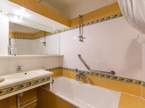Résidence Pierre & Vacances Les Restanques du Golfe de Saint-Tropez : photo 3 de la chambre studio avec alcôve et terrasse ou balcon (4 personnes)