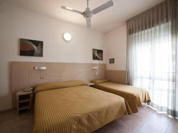 Hotel Plaza : photo 4 de la chambre chambre triple