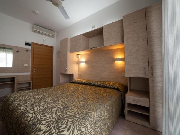 Hotel Plaza : photo 4 de la chambre chambre double ou lits jumeaux