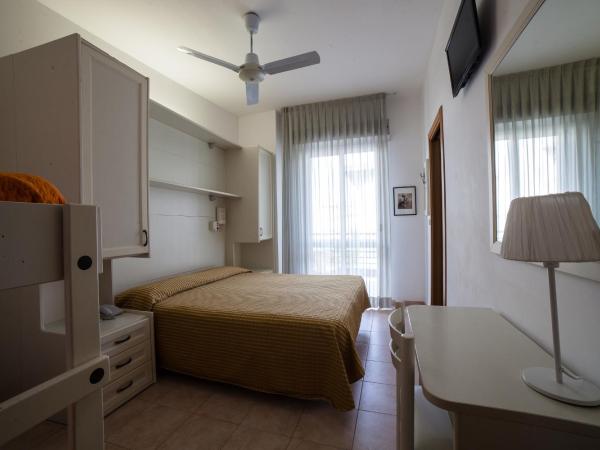 Hotel Plaza : photo 3 de la chambre chambre quadruple