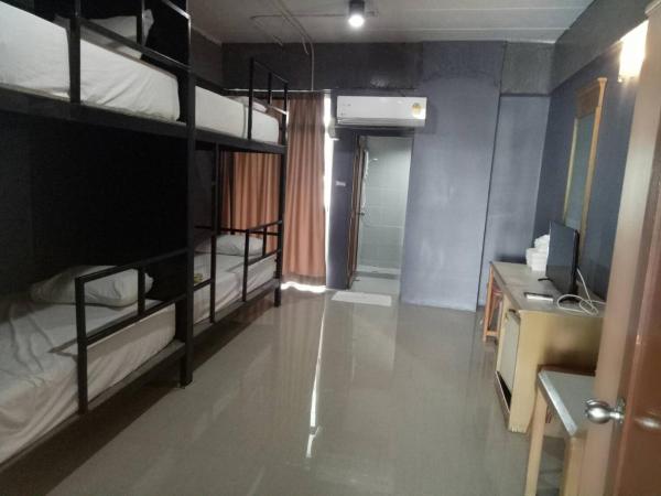 Tongpoon Hotel : photo 3 de la chambre chambre quadruple avec balcon