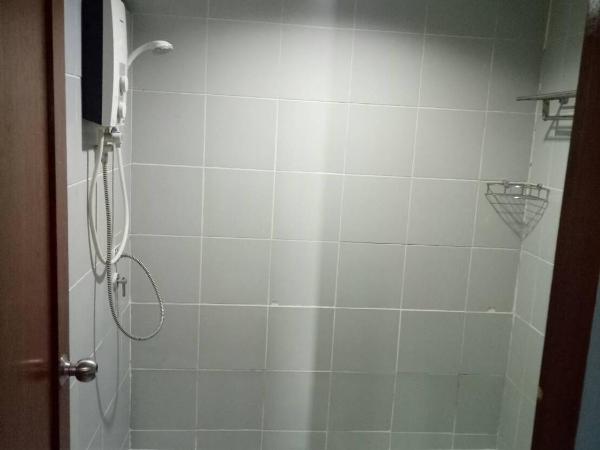 Tongpoon Hotel : photo 2 de la chambre chambre quadruple avec balcon