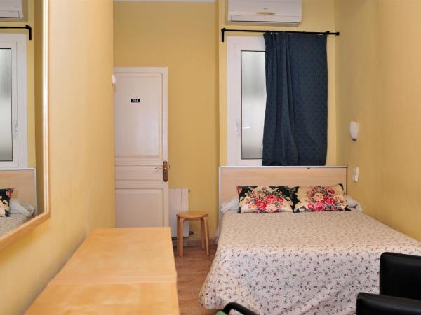 Hostal Bejar : photo 8 de la chambre chambre lits jumeaux