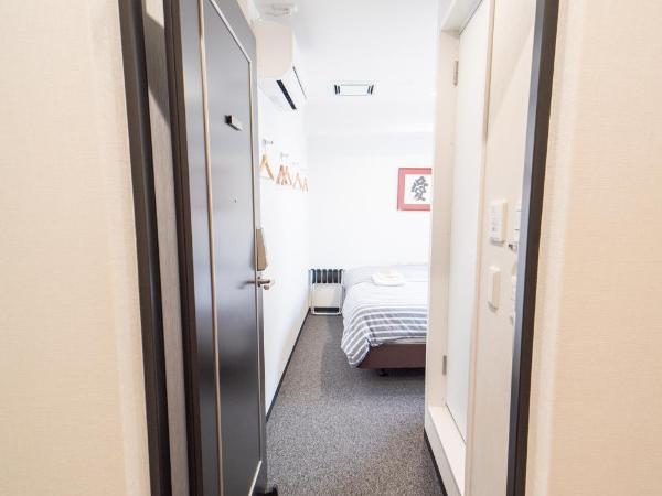 Port House Shibuya : photo 3 de la chambre chambre lits jumeaux avec salle de bains privative