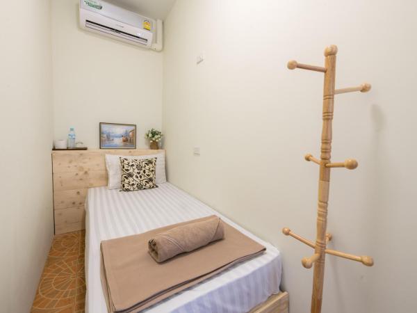 Sindy's Hostel : photo 3 de la chambre chambre simple avec toilettes et douche communes