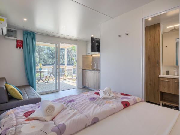 Mobile Homes Camping Santa Marina, Lanterna : photo 5 de la chambre mobile home suite romantique