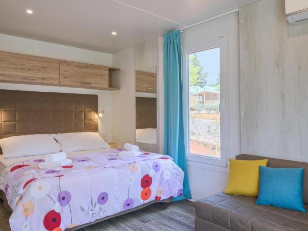 Mobile Homes Camping Santa Marina, Lanterna : photo 8 de la chambre mobile home suite romantique