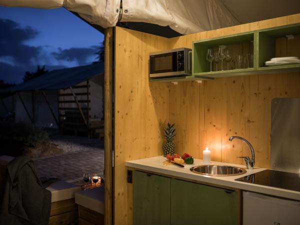 Mobile Homes Camping Santa Marina, Lanterna : photo 4 de la chambre tente familiale 3 chambres avec terrasse