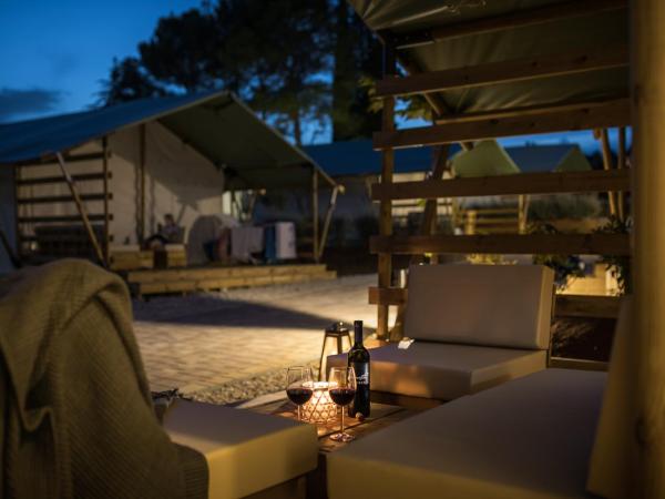 Mobile Homes Camping Santa Marina, Lanterna : photo 2 de la chambre tente familiale 3 chambres avec terrasse