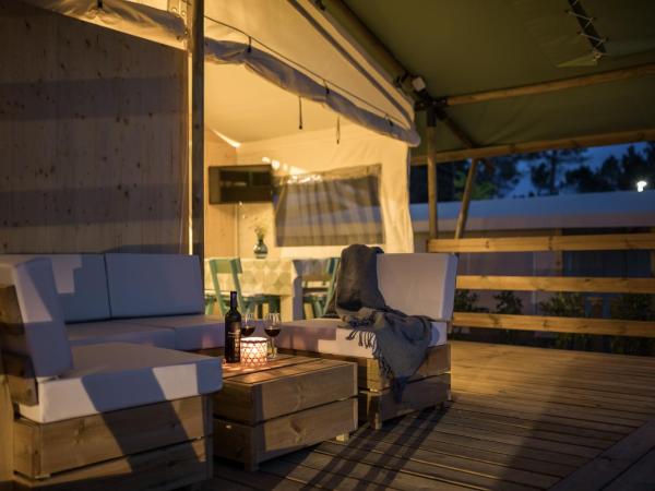 Mobile Homes Camping Santa Marina, Lanterna : photo 3 de la chambre tente familiale 3 chambres avec terrasse