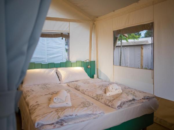 Mobile Homes Camping Santa Marina, Lanterna : photo 9 de la chambre tente familiale 3 chambres avec terrasse