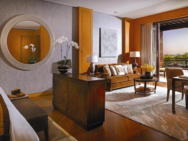 Four Seasons Hotel Hangzhou at West Lake : photo 2 de la chambre chambre lit king-size premier - vue sur jardin