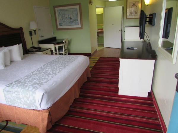 Seralago Hotel & Suites Main Gate East : photo 1 de la chambre chambre standard pour personnes à mobilité réduite avec 1 lit king-size et douche accessible en fauteuil roulant