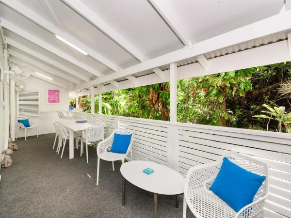 By The Sea Port Douglas : photo 2 de la chambre the terrace - superior two bedroom apartment