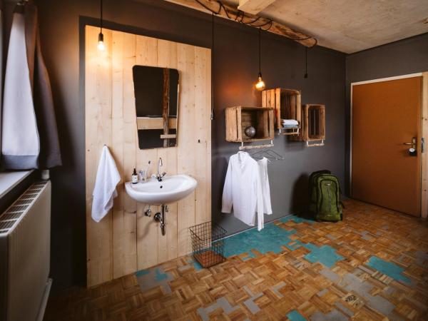 The Keep Eco Rooms : photo 10 de la chambre chambre lits jumeaux privat avec salle de bains commune
