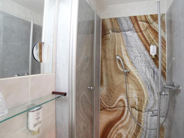 City Hotel Hannover : photo 5 de la chambre chambre simple avec salle de bains