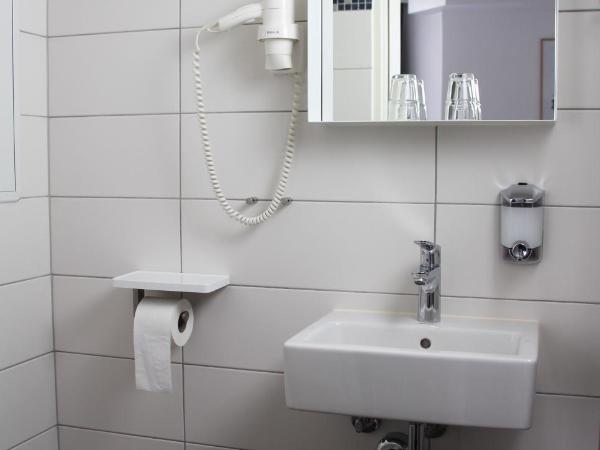 Go Hotel Saga : photo 7 de la chambre chambre double standard avec salle de bains privative