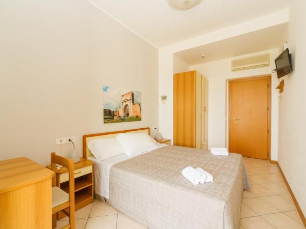 Albergo Roma Spiaggia : photo 3 de la chambre chambre double avec balcon - vue sur mer