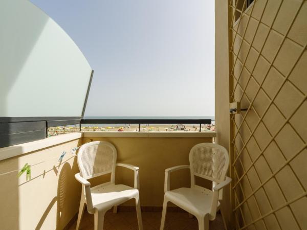 Albergo Roma Spiaggia : photo 1 de la chambre chambre double avec balcon - vue sur mer