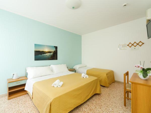 Albergo Roma Spiaggia : photo 8 de la chambre chambre triple - vue sur mer