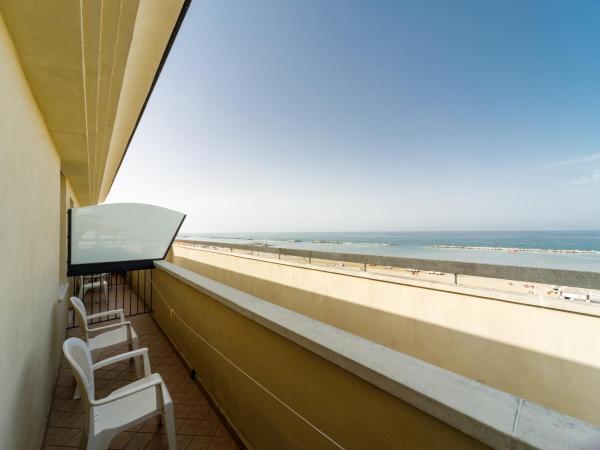 Albergo Roma Spiaggia : photo 2 de la chambre chambre triple - vue sur mer