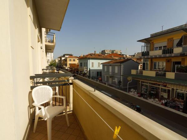 Albergo Roma Spiaggia : photo 2 de la chambre chambre familiale avec balcon