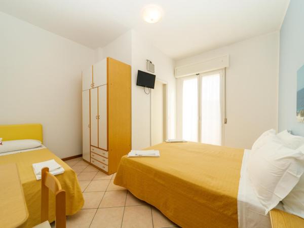 Albergo Roma Spiaggia : photo 2 de la chambre chambre triple avec balcon