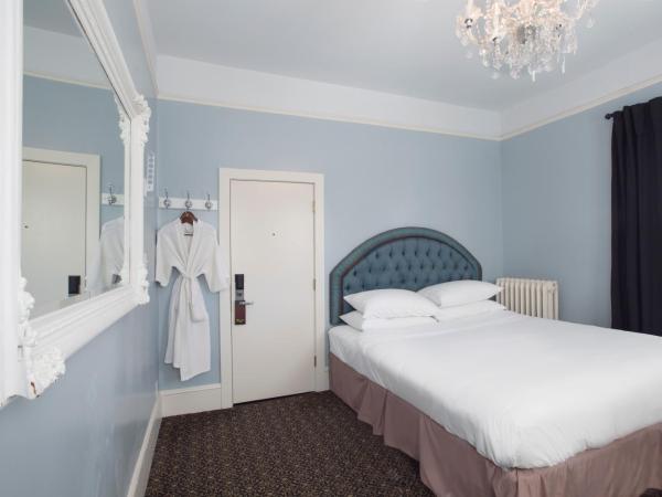 Ballard Inn : photo 4 de la chambre chambre lit king-size avec salle de bains commune