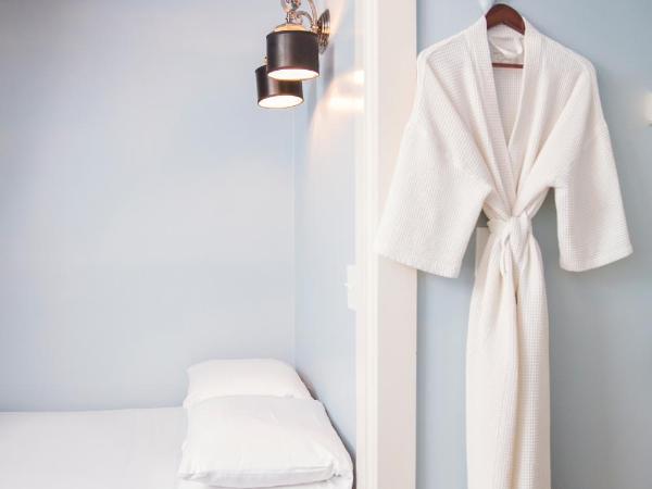 Ballard Inn : photo 4 de la chambre lit double - salle de bains commune